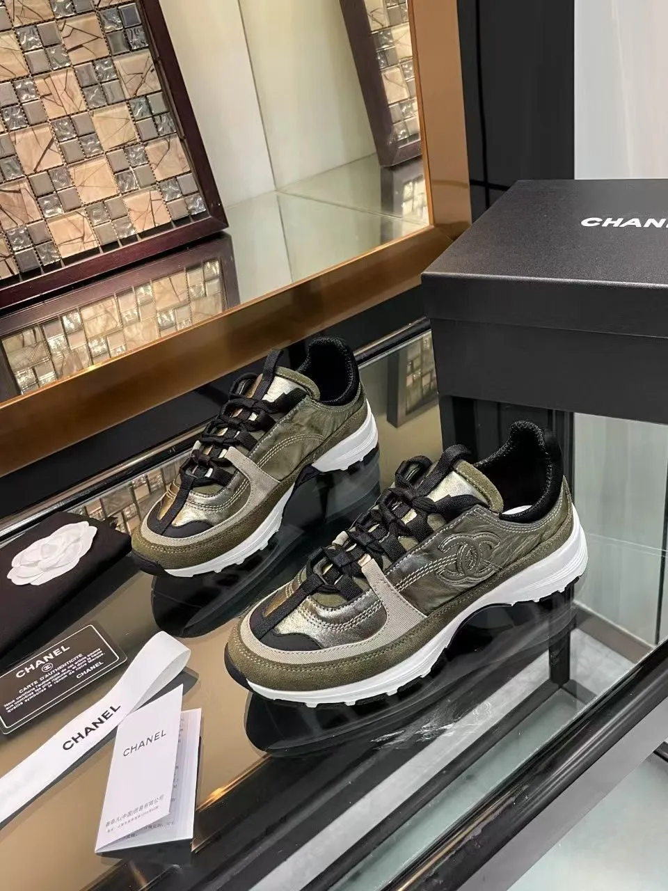 👟👟Ex-factory price 600👟👟Chanel Chanel 25SS latest white shoes, casual sports shoes, skate shoes, original purchase, development and production. Xiaoxiang C’s counter is another super hot model, loved by Internet celebrity bloggers and ladies, various praises on social platforms, super popular, high quality, breathable and super spring and summer. Seeing this issue always arouses the inner desire of girls for fashion. The latest calfskin material Classic black and white color scheme, fashionable on the feet and easy to care for #Material: Original customized imported cowhide material #Inner lining: Customized soft sheepskin lining #Sole: Original open-molded TPU non-slip outsole #Sole thickness: 2.5CM Size: 35-40 (custom-made size 40 is not returnable)